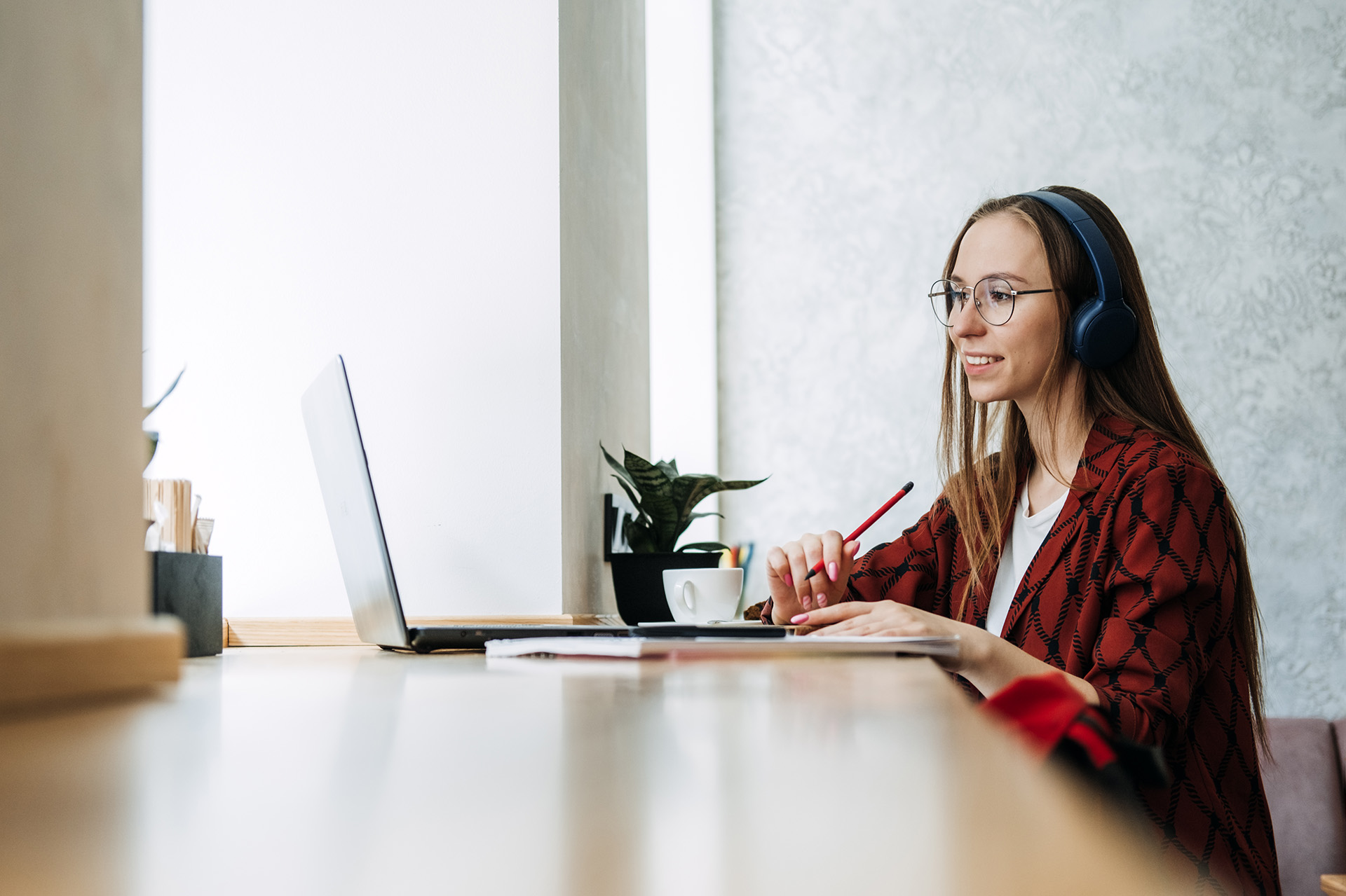 Virtual and Remote Project Manager managing an Hybrid Team
